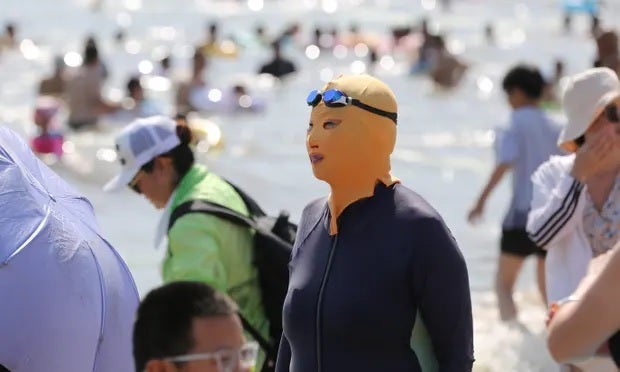Los 'facekini' se popularizan en China ante el miedo a quemaduras solares Los 'facekini' se popularizan en China ante el miedo a quemaduras solares