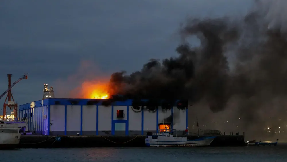 Incendio en una nave de almacenamiento en el Puerto de Las Palmas