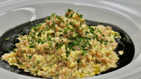 Revuelto de chipirones con salsa negra, la receta de Robin Food