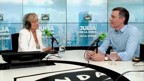 El presidente del Gobierno, Pedro Sánchez, pasa por los micrófonos de 'Julia en la Onda'. 