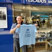 Fernando Mompradé, con la camiseta que regala a sus clientes.