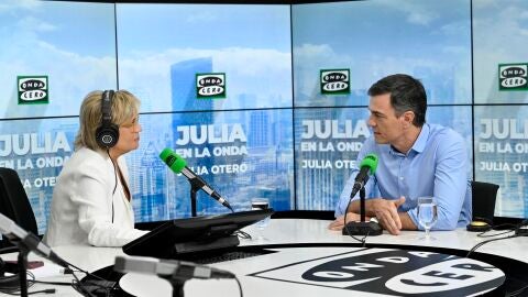 Pedro Sánchez durante la entrevista con Julia Otero