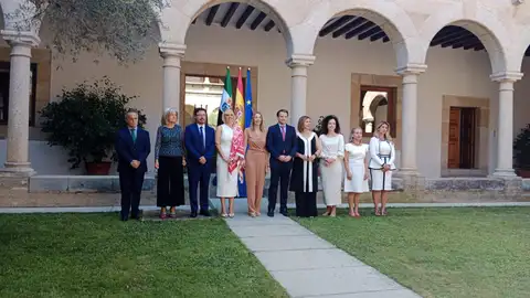Foto de familia del nuevo Gobierno extremeño en la toma de posesión Foto de familia del nuevo Gobierno extremeño en la toma de posesión