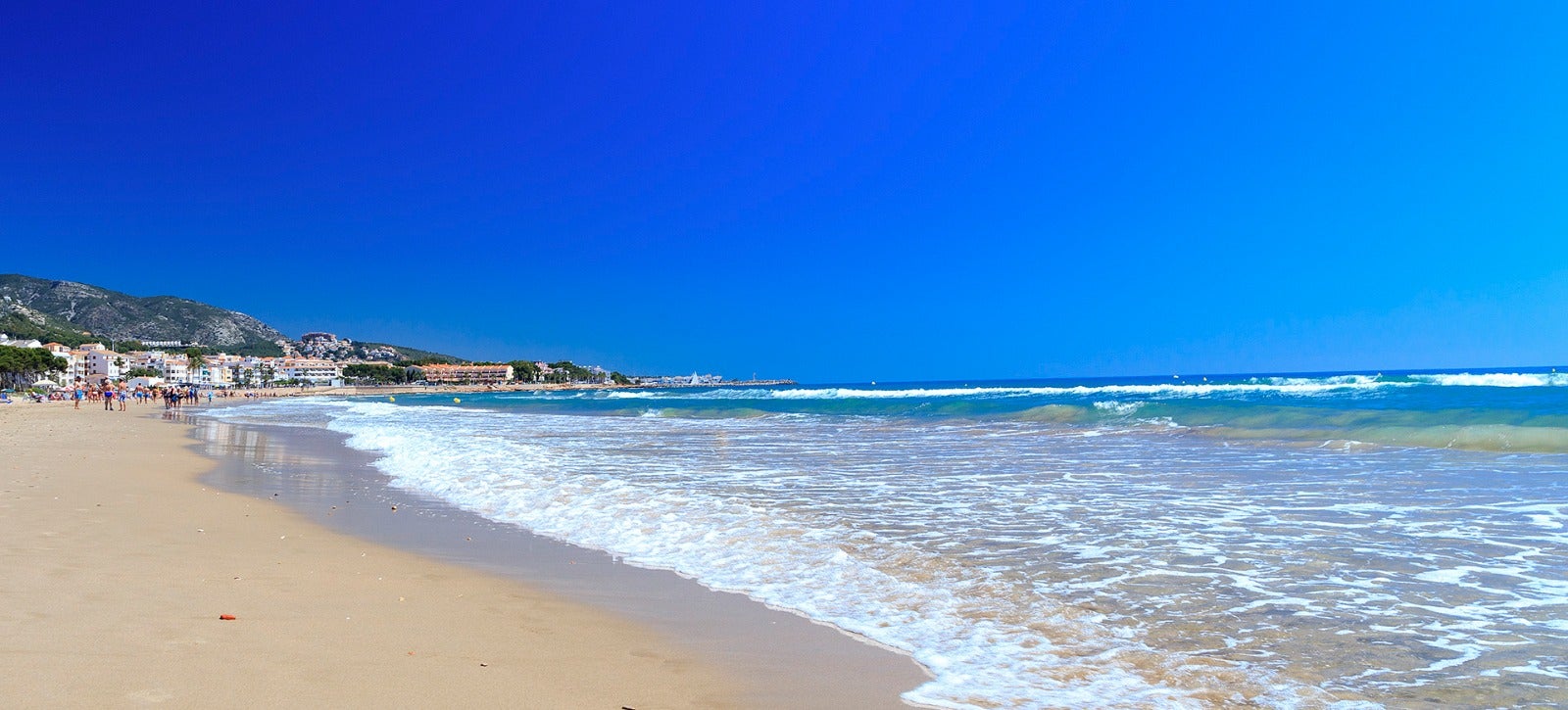 Cierran la playa de Las Fuentes de Alcosssebre por contaminación del agua Cierran la playa de Las Fuentes de Alcosssebre por contaminación del agua