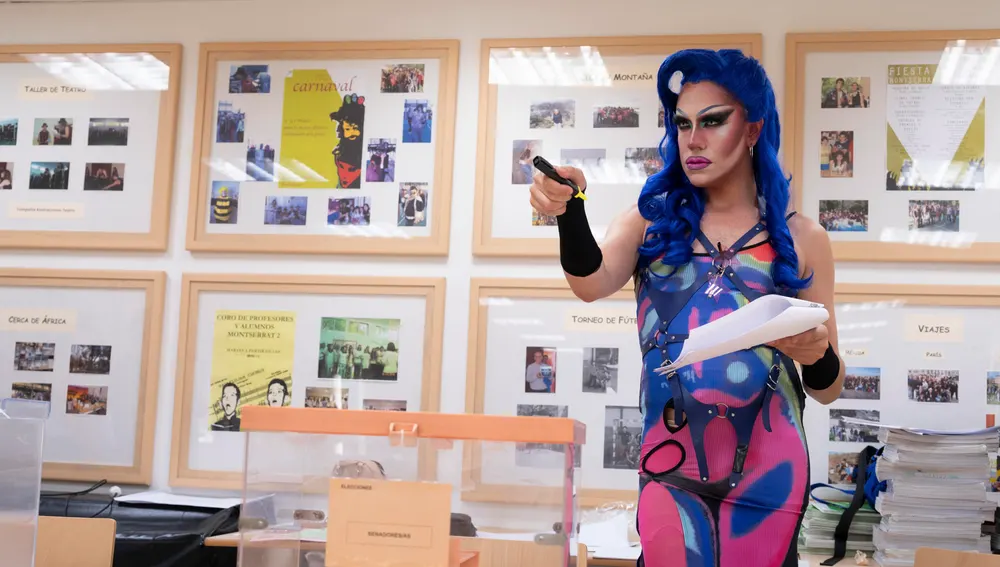 Una drag queen, protagonista de una mesa electoral