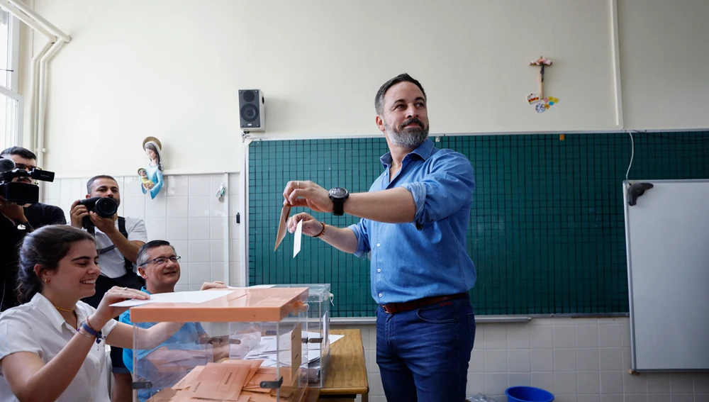 Santiago Abascal, líder de Vox, en el momento de ejercer su derecho al voto/ EFE/ Rodrigo Jiménez