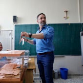 Santiago Abascal, líder de Vox, en el momento de ejercer su derecho al voto