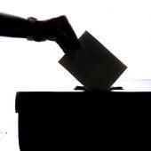 Un votante introduce un voto en la urna 