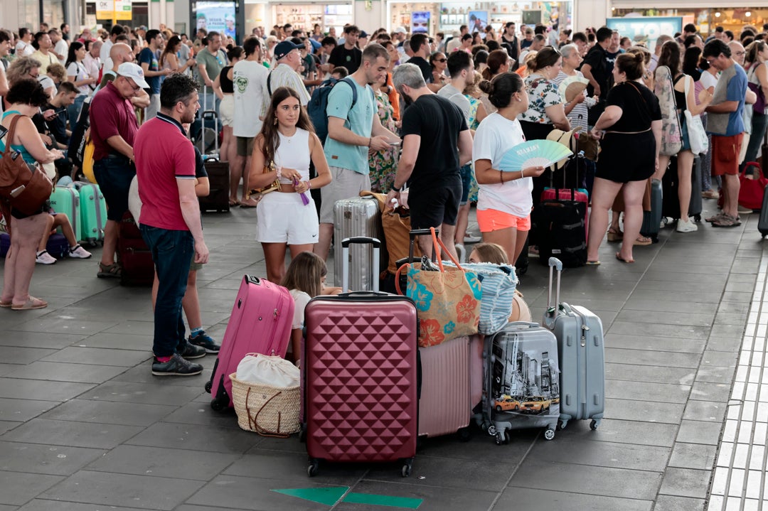 Más de 9.000 afectados por una avería en la línea de AVE entre Valencia y Madrid en pleno 23J Más de 9.000 afectados por una avería en la línea de AVE entre Valencia y Madrid en pleno 23J