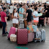 Un gran número de personas aguarda al restablecimiento del tráfico ferroviario en la estación Joaquín Sorolla