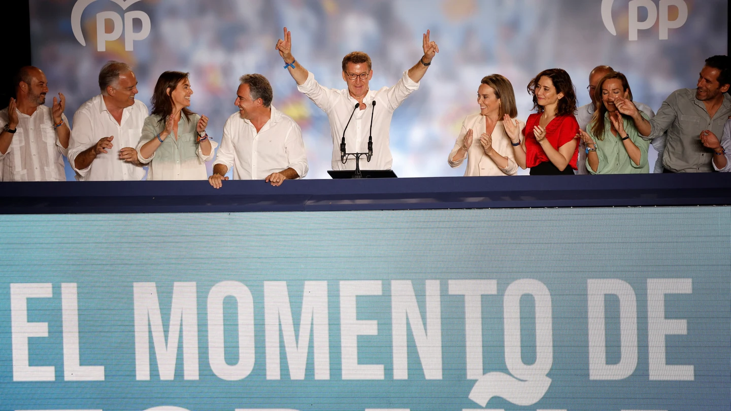 Feijóo, en el balcón de Génova junto a Ayuso y otros miembros del Partido Popular. Feijóo, en el balcón de Génova junto a Ayuso y otros miembros del Partido Popular.