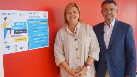 El alcalde de Rafal, Manuel Pineda, y la concejala de Bienestar Social, Noem&iacute; Cutillas, en el transcurso de la Jornada Europea sobre los Derechos de la Infancia