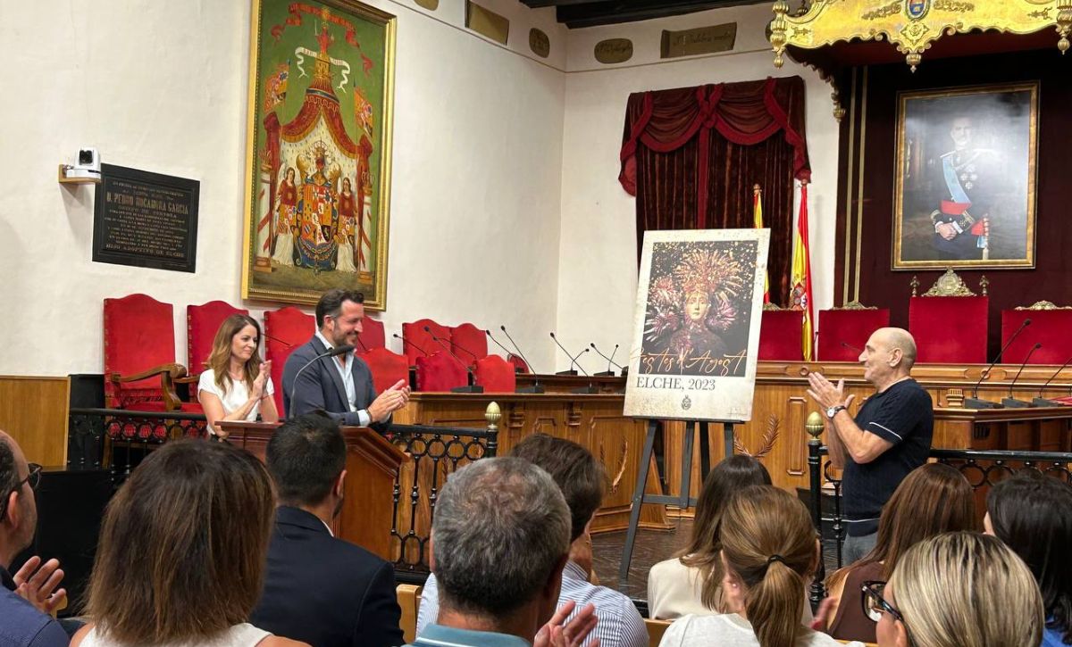 Antonio Mora: "He tratado de aunar la devoción a la patrona con el espíritu festero desde el máximo respeto a la figura de la Marededeu" Antonio Mora: "He tratado de aunar la devoción a la patrona con el espíritu festero desde el máximo respeto a la figura de la Marededeu"