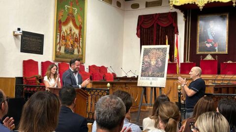 Antonio Mora con el alcalde de Elche, Pablo Ruz, en la presentaci&oacute;n del cartel de las fiestas 2023