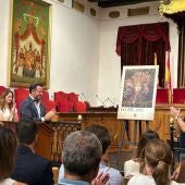 Antonio Mora con el alcalde de Elche, Pablo Ruz, en la presentación del cartel de las fiestas 2023