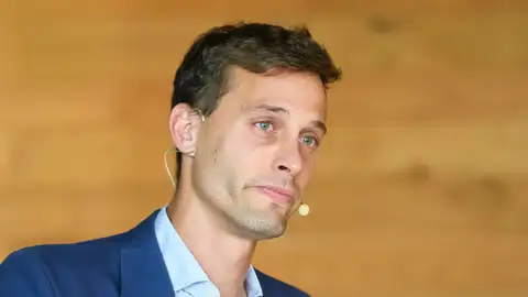 El hasta ahora jugador del Real Betis Sergio Canales durante el acto oficial de su despedida del club verdiblanco. El hasta ahora jugador del Real Betis Sergio Canales durante el acto oficial de su despedida del club verdiblanco.