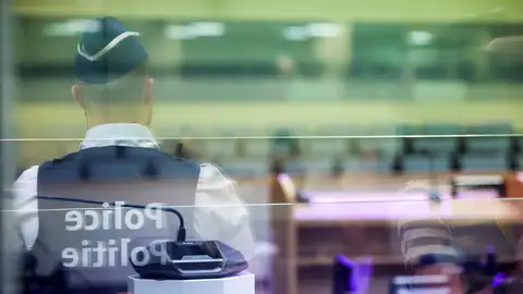 Un policía en la sala del Tribunal de Justicia de Bruselas. Un policía en la sala del Tribunal de Justicia de Bruselas.
