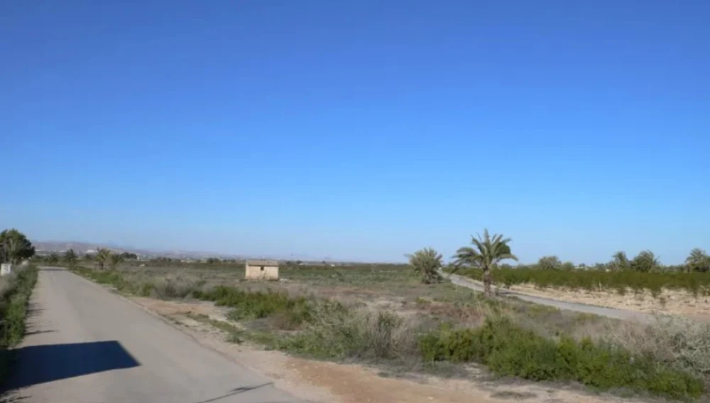 Apariencia actual de lo que era la entrada al campo, al fondo una caseta construida sobre la estructura del antiguo horno