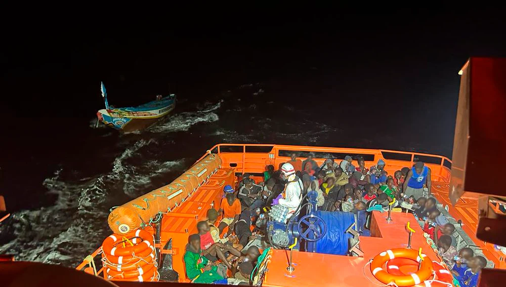 Rescate de 85 personas en un cayuco al sur de Canarias, una de ellas fallecida Rescate de 85 personas en un cayuco al sur de Canarias, una de ellas fallecida
