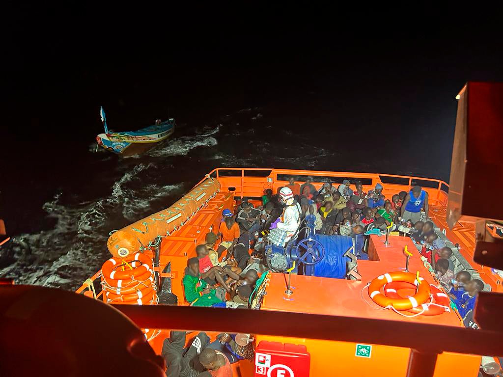 Rescatan un cayuco cerca de Canarias con 85 personas y un fallecido Rescatan un cayuco cerca de Canarias con 85 personas y un fallecido