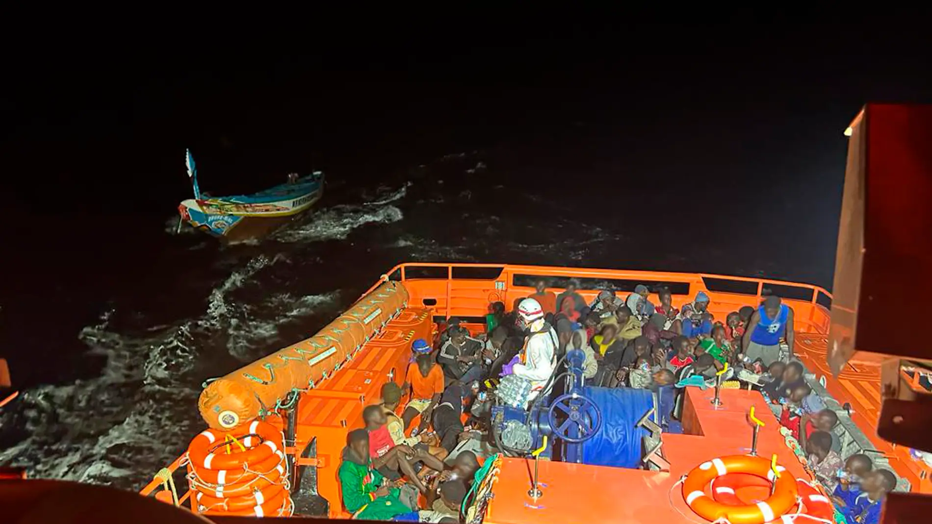 Rescate de 85 personas en un cayuco al sur de Canarias, una de ellas fallecida