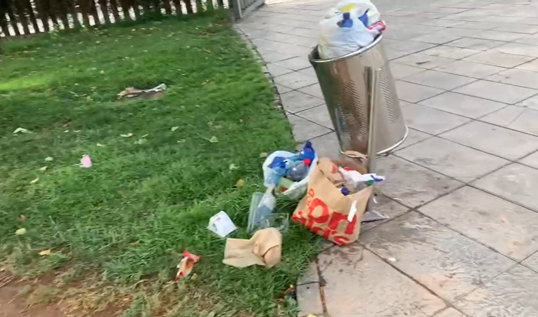 Suciedad en los jardines del Hospital Clínico San Cecilio Suciedad en los jardines del Hospital Clínico San Cecilio