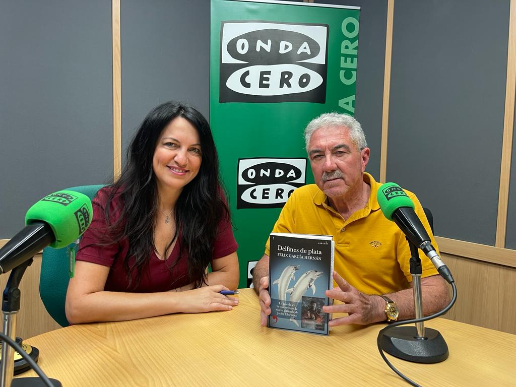 Manuel Avilés recomienda en Más de uno Alicante el libro 'Delfines de plata' que llega a la gran pantalla este viernes Manuel Avilés recomienda en Más de uno Alicante el libro 'Delfines de plata' que llega a la gran pantalla este viernes