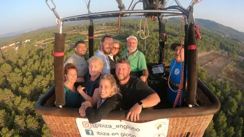 Paseo en globo en Sant Antoni de Portmany, en la isla de Ibiza Paseo en globo en Sant Antoni de Portmany, en la isla de Ibiza