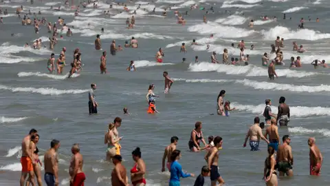 Un gran número de personas en la playa de la Malvarrosa. Un gran número de personas en la playa de la Malvarrosa.