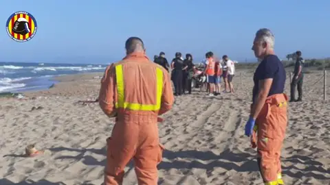 Las autoridades en la playa de Tavernes de la Valldigna. Las autoridades en la playa de Tavernes de la Valldigna.