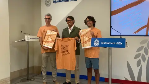 Miembros de la organización del Rural FilmFest junto al concejal Agricultura y Medio Ambiente de Elche, Juan de Dios Navarro. Miembros de la organización del Rural FilmFest junto al concejal Agricultura y Medio Ambiente de Elche, Juan de Dios Navarro.