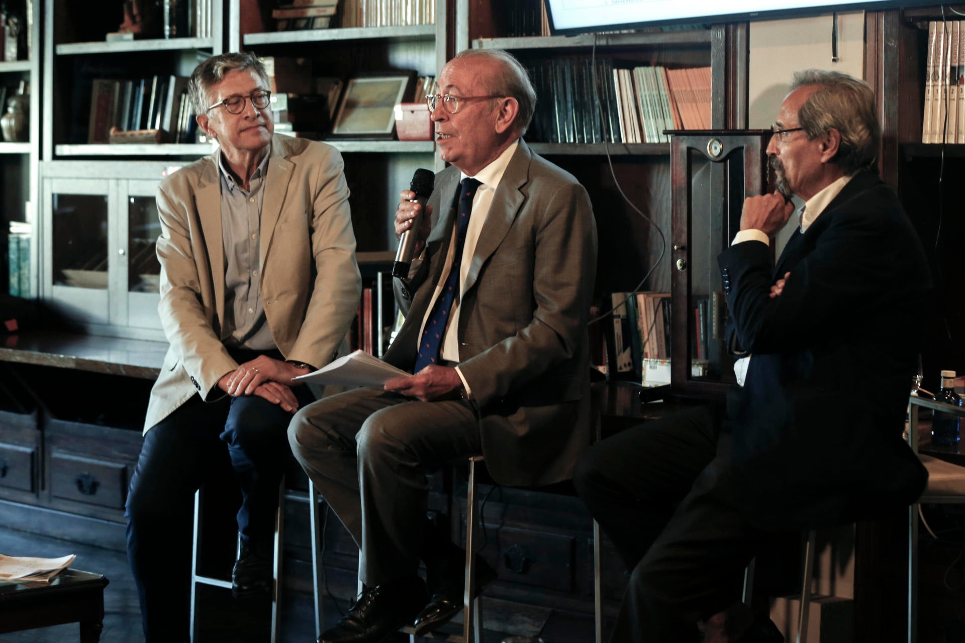 Veteranos socialistas llaman al entendimiento entre PP y PSOE para formar un gobierno que no dependa de Puigdemont Veteranos socialistas llaman al entendimiento entre PP y PSOE para formar un gobierno que no dependa de Puigdemont