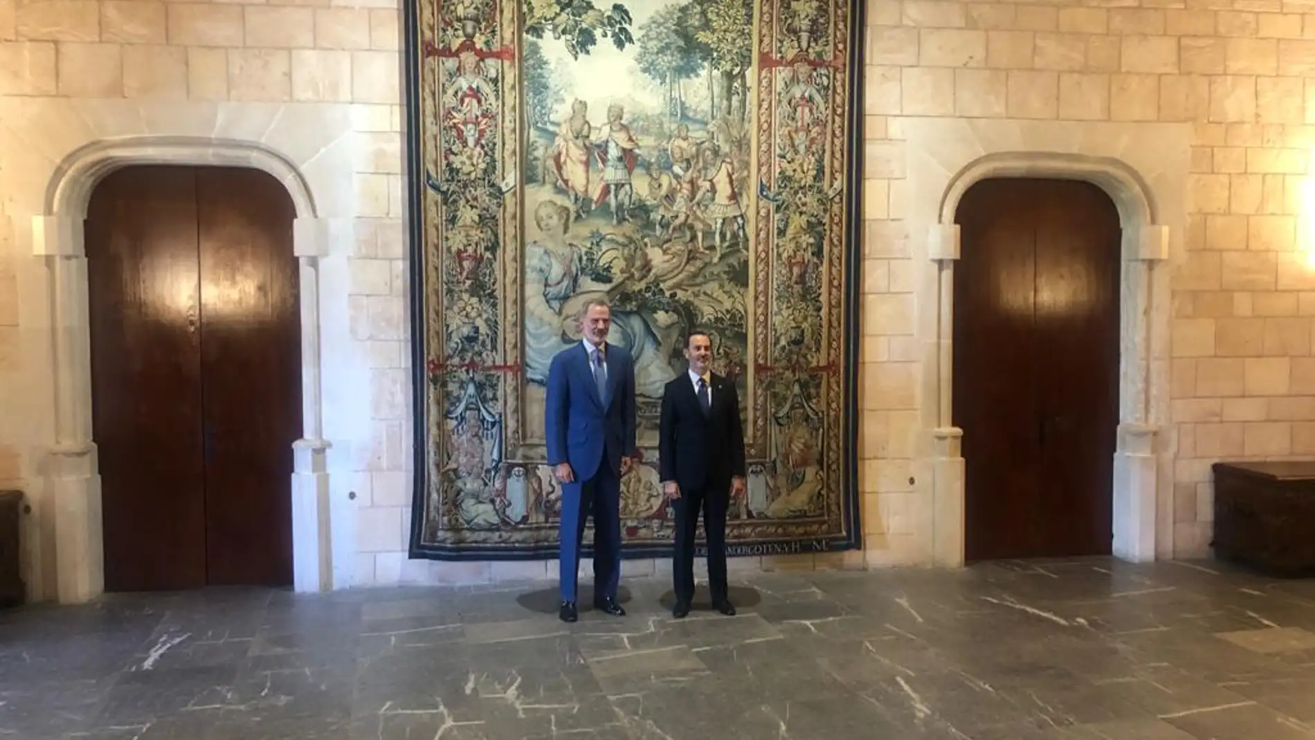 El Rey Felipe VI y el presidente del Parlament balear, Gabriel Le Senne, en el Palacio de la Almudaina. 