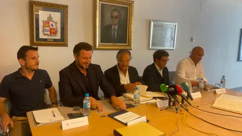 El presidente de la Comunidad de la Acequia Mayor del Pantano de Elche, Francisco Picò Antón, junto al alcalde de Elche Pablo Ruz, el concejal de Agricultura, Juan de Dios Navarro, Sebastián Juan Polo Forner, y José Amorós Gonzálvez han presentado el proyecto de rehabilitación patrimonial del Canal de Desvió. El presidente de la Comunidad de la Acequia Mayor del Pantano de Elche, Francisco Picò Antón, junto al alcalde de Elche Pablo Ruz, el concejal de Agricultura, Juan de Dios Navarro, Sebastián Juan Polo Forner, y José Amorós Gonzálvez han presentado el proyecto de rehabilitación patrimonial del Canal de Desvió.