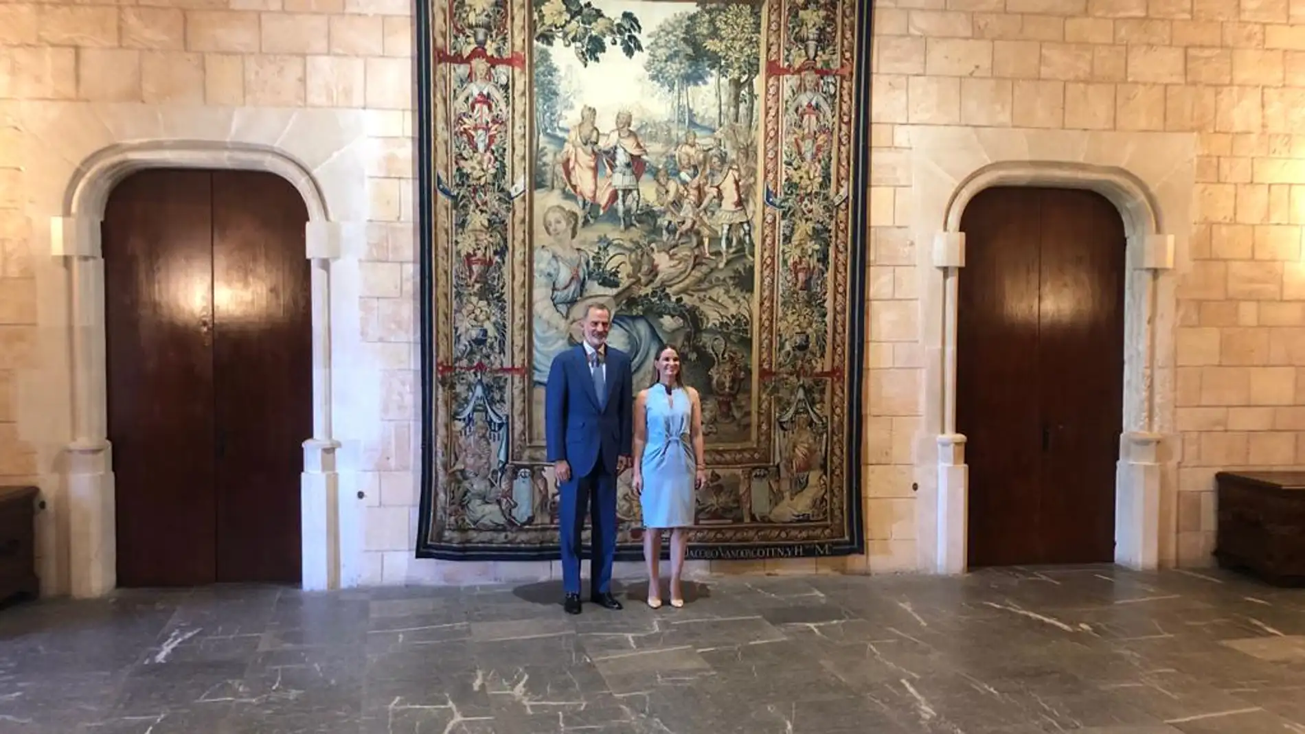 El Rey Felipe VI y la presidenta del Govern, Marga Prohens, en el Palacio de la Almudaina de Palma.