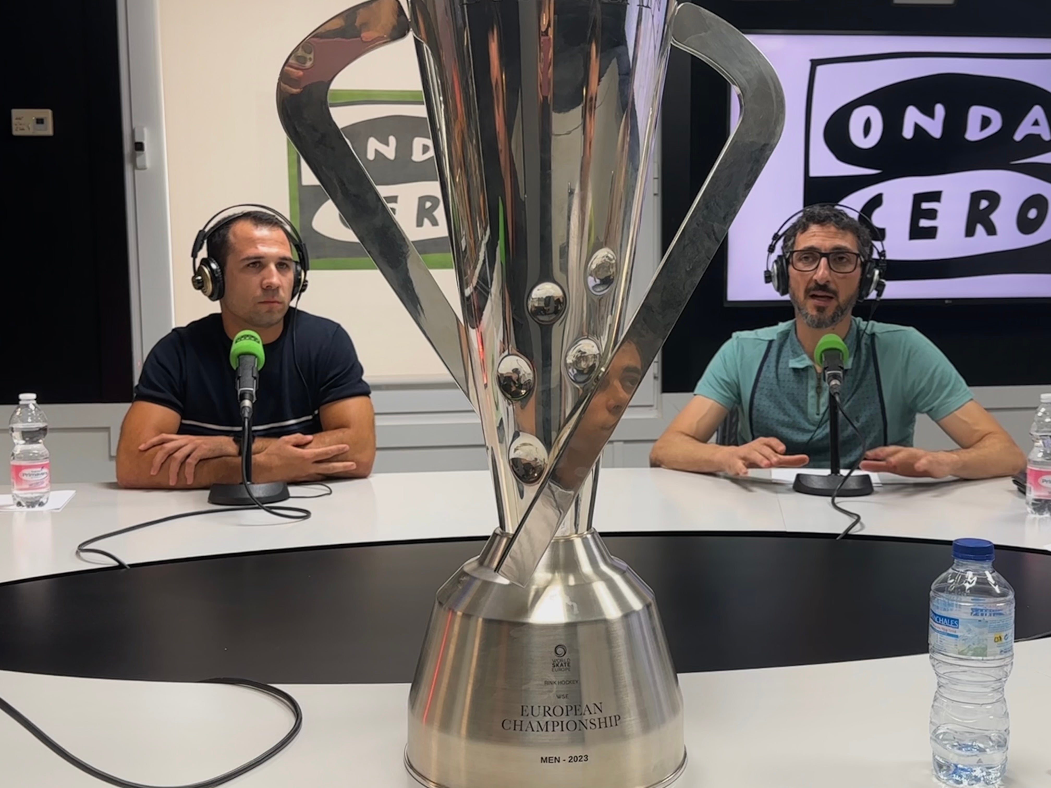 Els campions d'Europa d'hoquei patins porten a l'estudi la copa d'onze quilos per celebrar el seu triomf Els campions d'Europa d'hoquei patins porten a l'estudi la copa d'onze quilos per celebrar el seu triomf