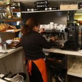 Mujer trabajando en una cafetería