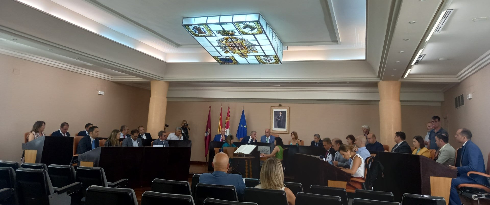 El Pleno aprueba las liberaciones de los diputados del equipo de gobierno y de la oposición con el voto en contra de IU El Pleno aprueba las liberaciones de los diputados del equipo de gobierno y de la oposición con el voto en contra de IU