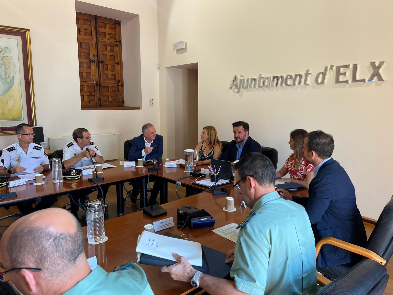 Alrededor de 3000 efectivos de las Fuerzas y Cuerpos de Seguridad del Estado, bomberos, voluntarios de Protección Civil y sanitarios integran el dispositivo de seguridad de las fiestas patronales de Elche Alrededor de 3000 efectivos de las Fuerzas y Cuerpos de Seguridad del Estado, bomberos, voluntarios de Protección Civil y sanitarios integran el dispositivo de seguridad de las fiestas patronales de Elche