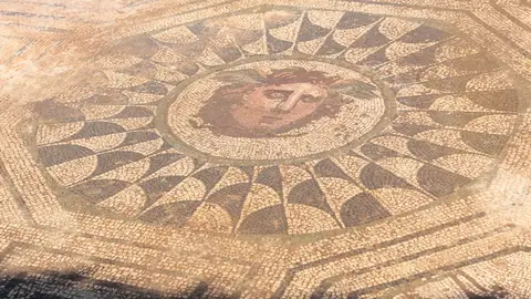 Las excavaciones de Huerta de Otero en Mérida destapan un mosaico completo con el mito de "Medusa" como protagonista Las excavaciones de Huerta de Otero en Mérida destapan un mosaico completo con el mito de "Medusa" como protagonista