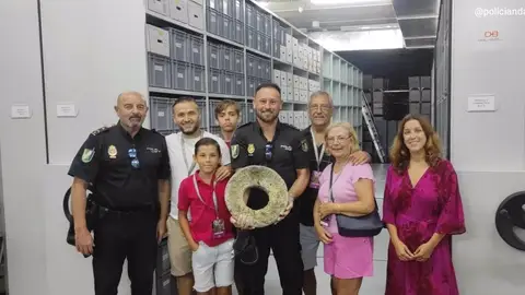 Un niño encuentra en una cala de Níjar una piedra de posible origen romano Onda Cero Almería