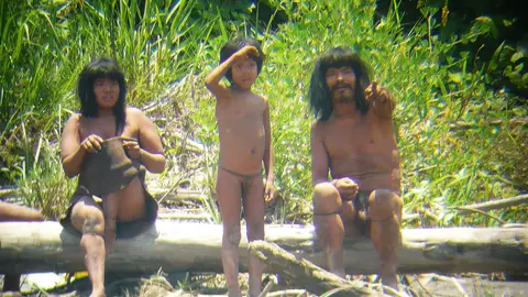 Indigenas no contactados Perú Imagen de una familia indígena en el Amazonia