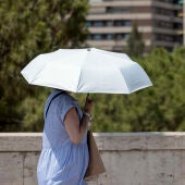 Una persona se protege de las altas temperaturas en Valencia. 