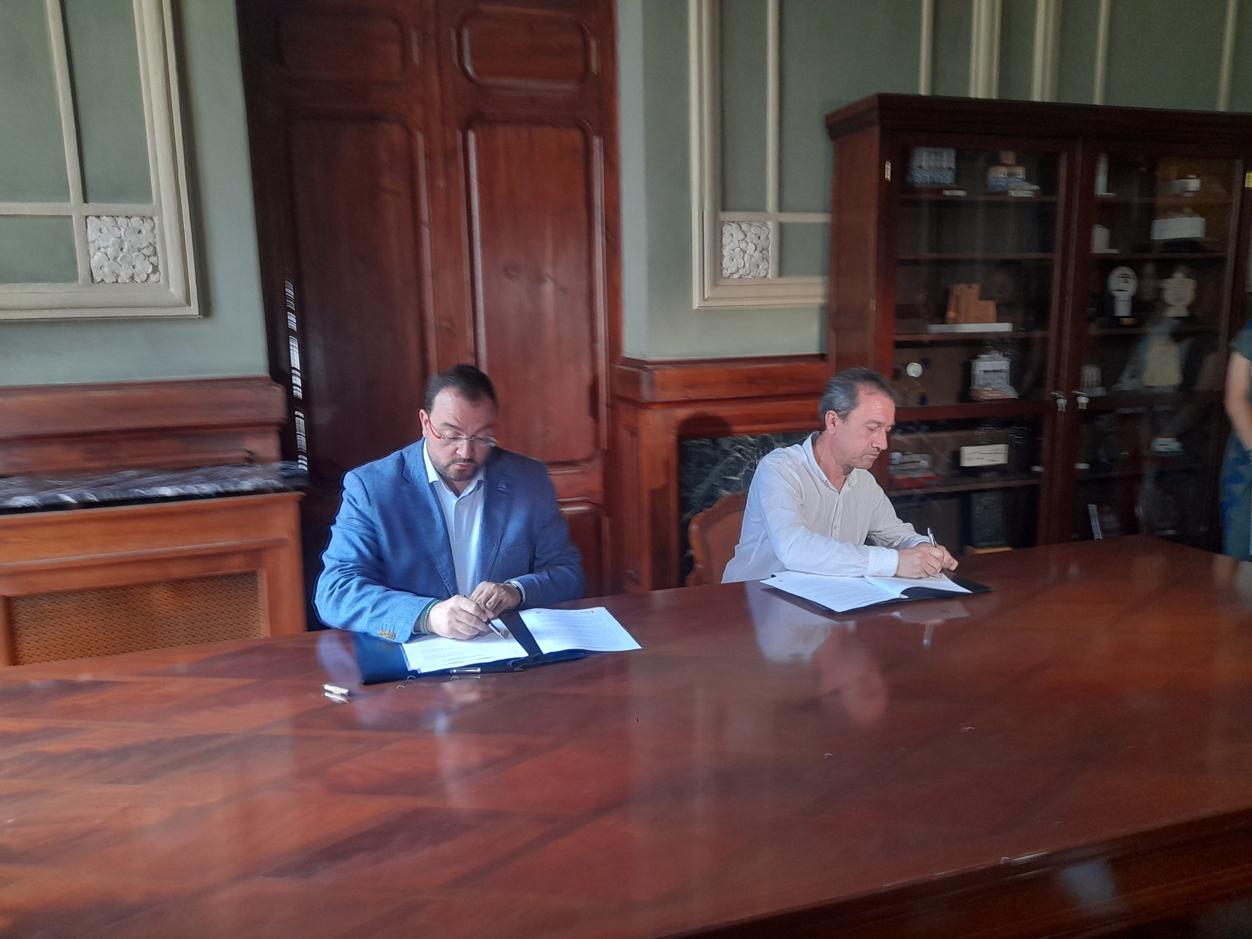 Barbón y Zapico rubrican el acuerdo para un gobierno de unidad progresista que hará "política útil" para Asturias Barbón y Zapico rubrican el acuerdo para un gobierno de unidad progresista que hará "política útil" para Asturias