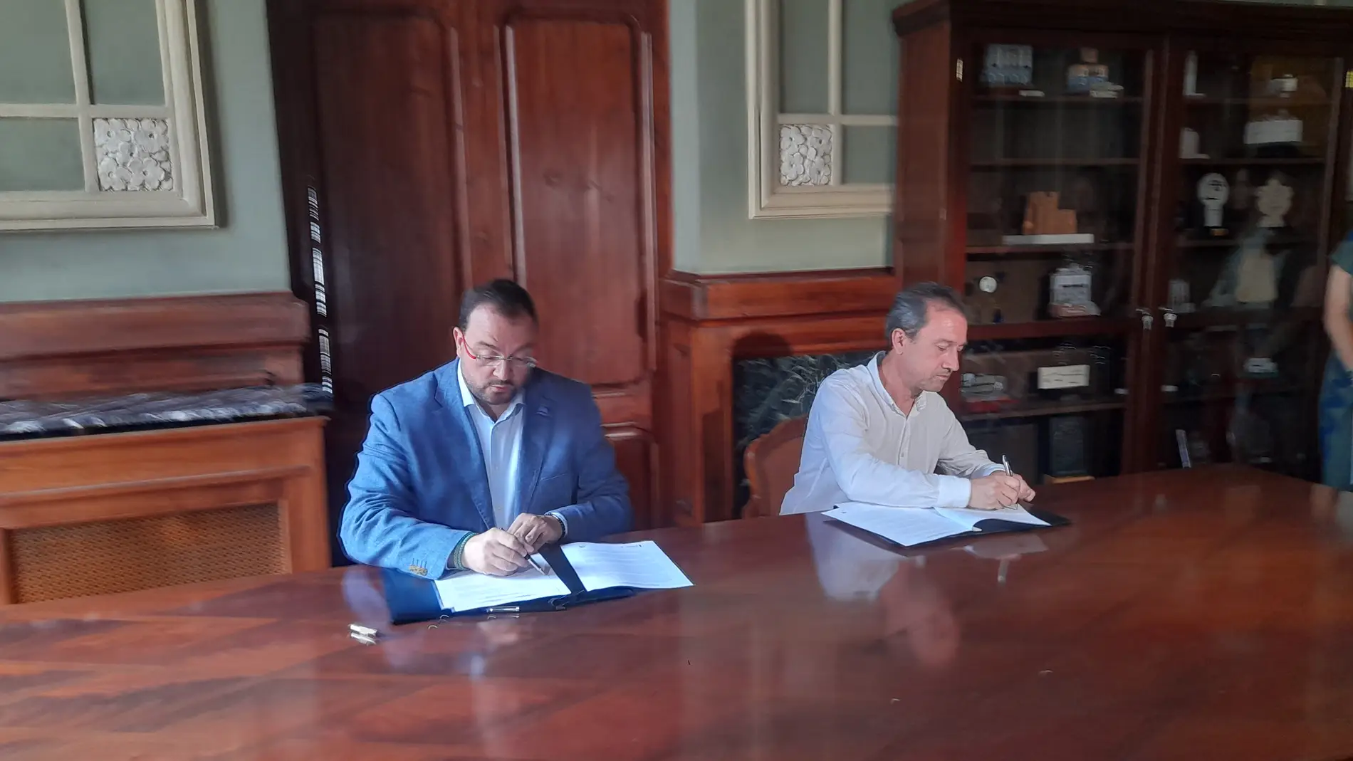 Barbón y Zapico firman el acuerdo de gobierno.