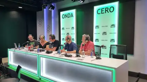 El equipo de 'El colegio invisible' durante el especial de la noche de los ovnis El equipo de 'El colegio invisible' durante el especial de la noche de los ovnis