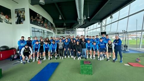 La plantilla del Oviedo con trabajadores de Grupo Pachuca