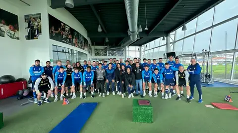 La plantilla del Oviedo con trabajadores de Grupo Pachuca La plantilla del Oviedo con trabajadores de Grupo Pachuca