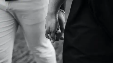 Imagen de archivo de una pareja cogida de la mano Imagen de archivo de una pareja cogida de la mano