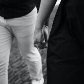 Imagen de archivo de una pareja cogida de la mano